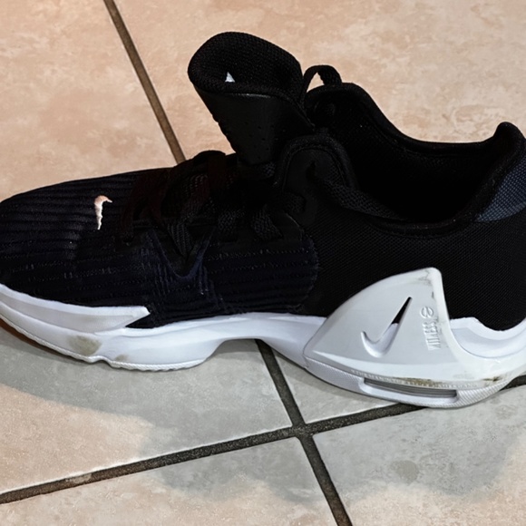 Nike Lebrons Witness 6 - Youth Basketball Sneakers - Picture 2 of 9